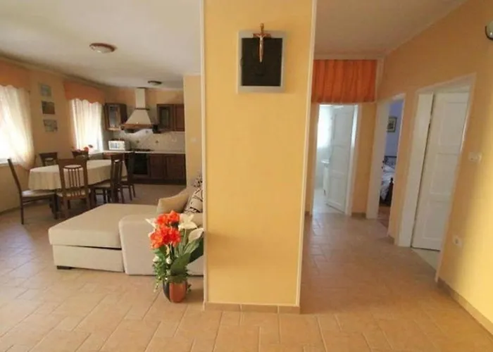 Maria Villa *